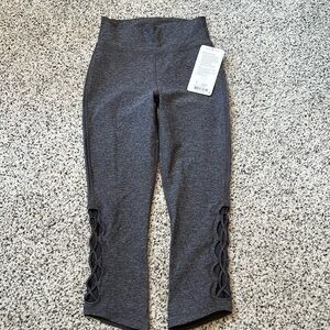 NWT-Lululemon Gray Tied To It Crop leggings Size 6
